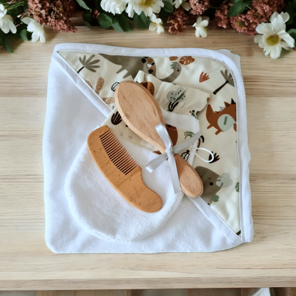 La cape dinosaure avec crête — bébé devient un petit dino