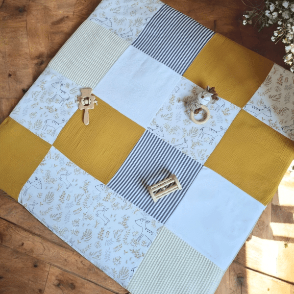 Le tapis d'éveil sensoriel biche et ocre – Image 2