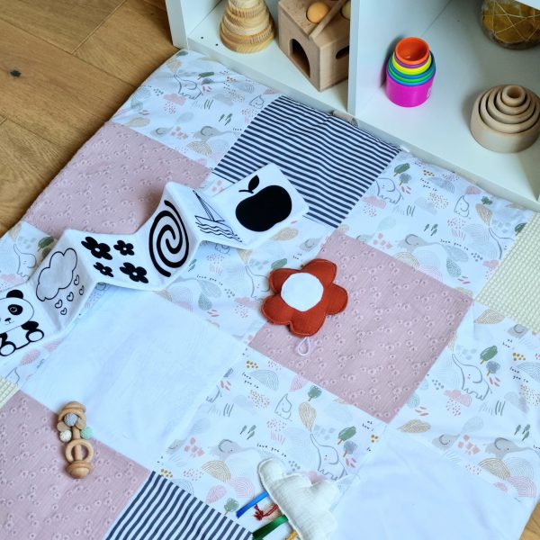 Tapis de Jeu Nomade Éducatif pour Bébé - Rose éléphant - Certifié OEKO-TEX® - Biquette Biquette