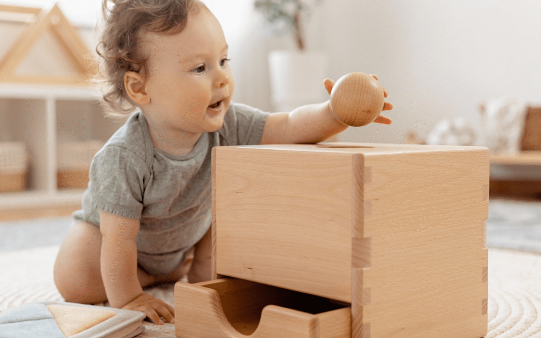 Boite a permanence de l&rsquo;objet Montessori : tout comprendre entre 7 et 14 mois