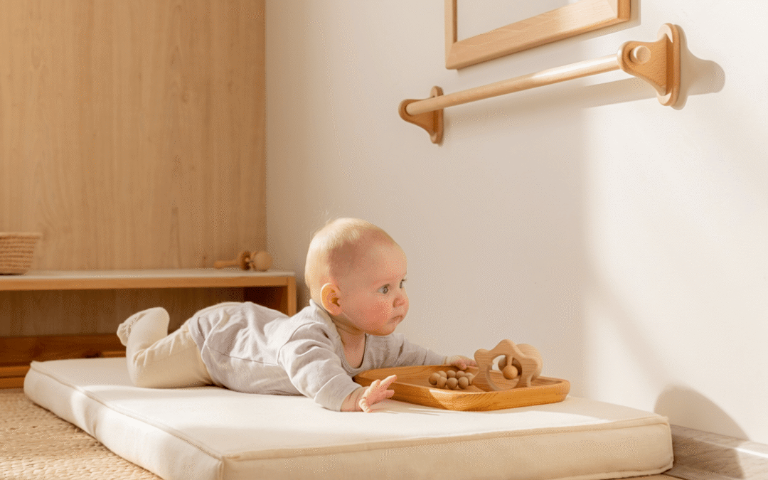 Chambre Montessori 3-6 mois : motricite libre, hochets en bois et barre de prehension