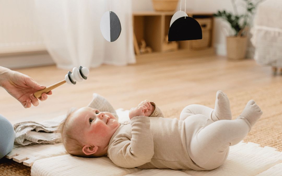 Vision de bebe 0-6 mois : contrastes, mobiles Montessori et hochets pour accompagner le developpement visuel